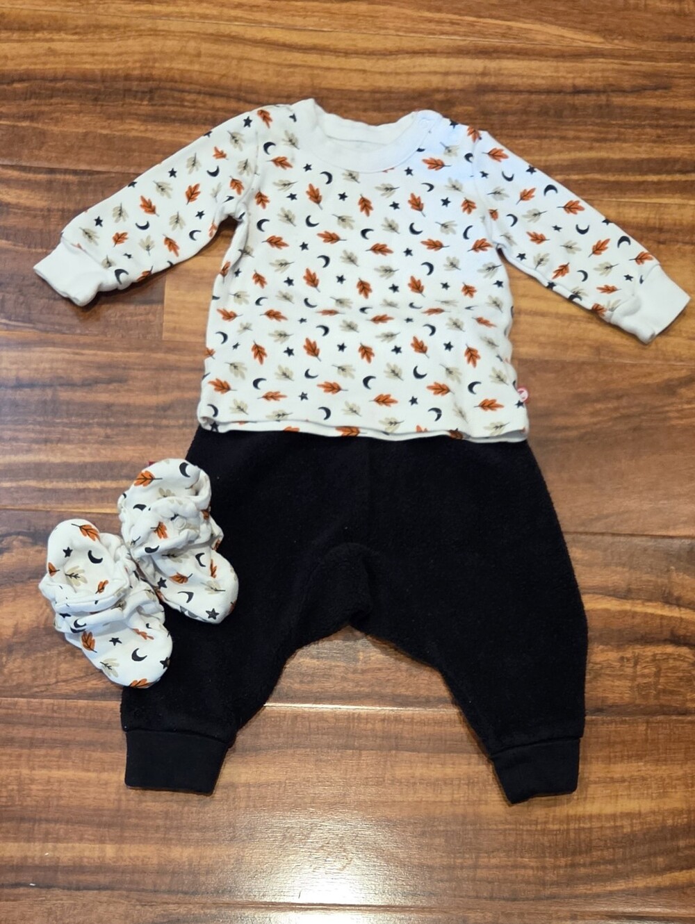 Zutano EUC 6 Months White/Black Leaf Print Shirt, Fleece Pants and Booties